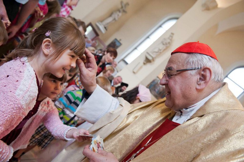 Kardinál Vlkem žehná dětem